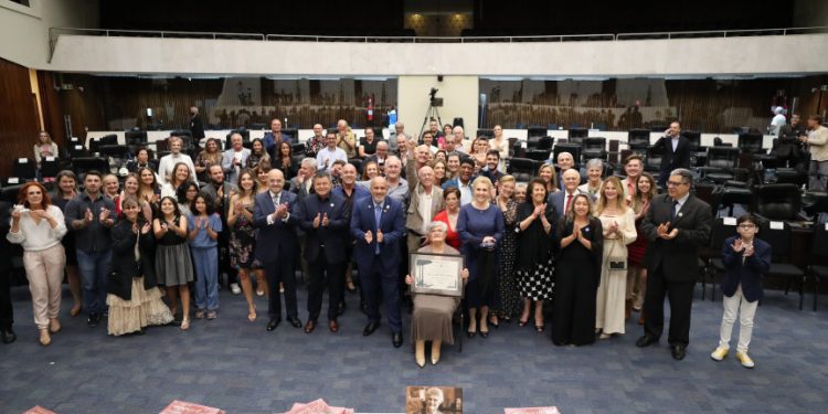 Assembleia Legislativa homenageia fundadora do Grupo Rafain