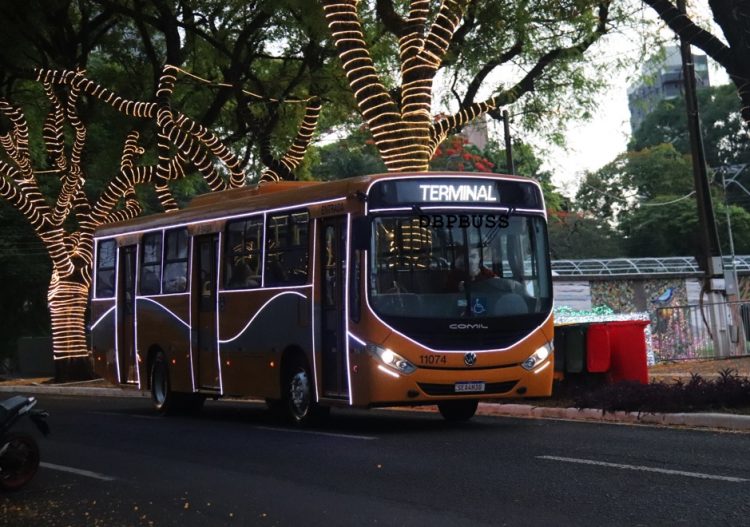 Ônibus iluminado e dirigido por Papai Noel está encantando adultos e crianças