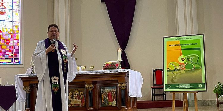 Padre Carlão e Dom Sérgio falam sobre polêmica em missa