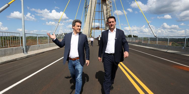 Governador Ratinho Junior faz última vistoria na Ponte da Integração