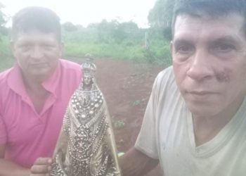 Trabalhador paraguaio encontra imagem de santa enquanto extraía barro
