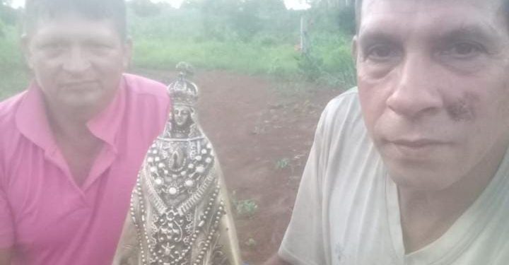 Trabalhador paraguaio encontra imagem de santa enquanto extraía barro