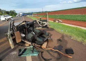 Carro parte ao meio em acidente na BR-369; Uma pessoa morreu e outras 7 ficaram feridas