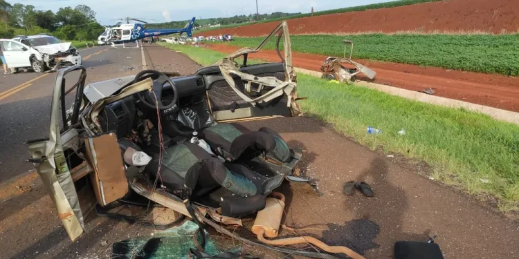 Carro parte ao meio em acidente na BR-369; Uma pessoa morreu e outras 7 ficaram feridas