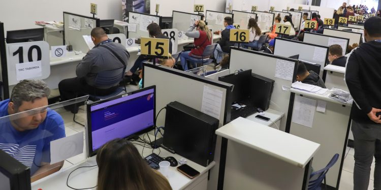 Agências do Trabalhador do Paraná têm 12,2 mil vagas de emprego disponíveis