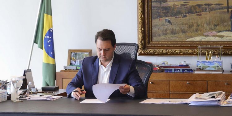 Governador sanciona lei que garante reajuste no Piso Salarial do Paraná