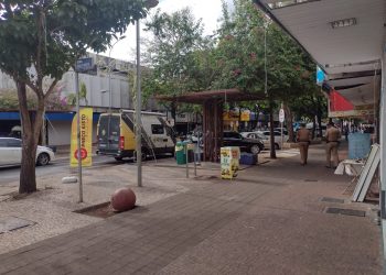 Polícia Militar retira tenda de manifestantes da Avenida República Argentina