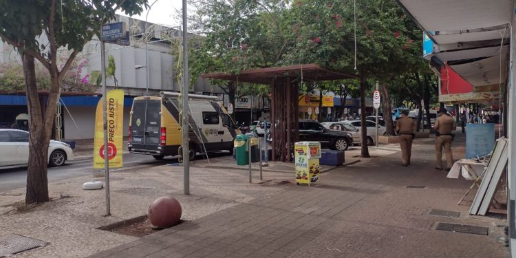 Polícia Militar retira tenda de manifestantes da Avenida República Argentina