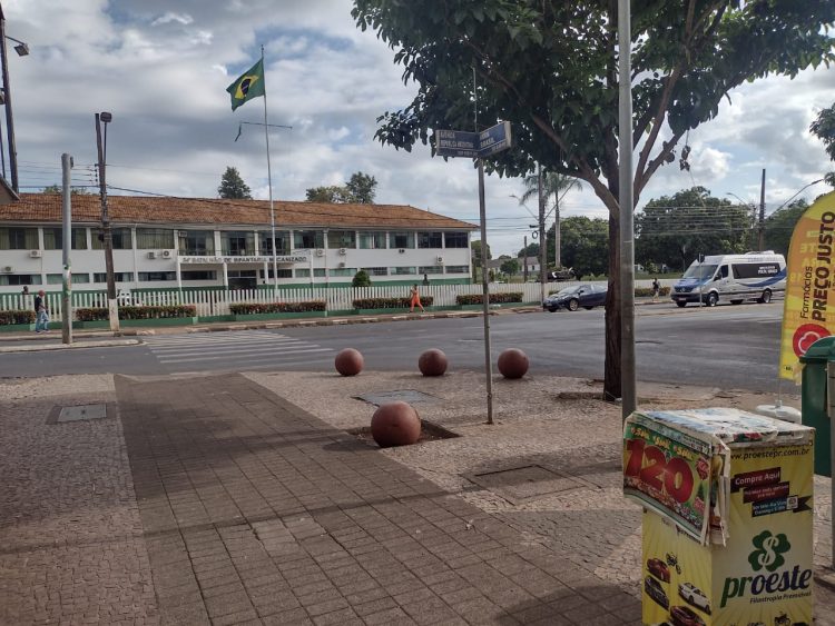 Polícia Militar retira tenda de manifestantes da Avenida República Argentina