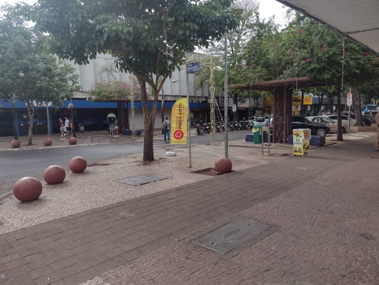 Polícia Militar retira tenda de manifestantes da Avenida República Argentina