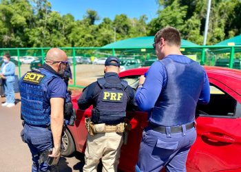 PRF e Foztrans realizam operação contra o transporte irregular no aeroporto de Foz