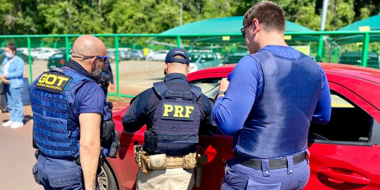 PRF e Foztrans realizam operação contra o transporte irregular no aeroporto de Foz