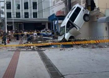 Carro paraguaio despenca de estacionamento e deixa mulher ferida em Balneário Camboriú