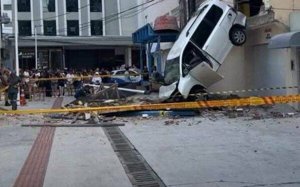 Carro paraguaio despenca de estacionamento e deixa mulher ferida em Balneário Camboriú