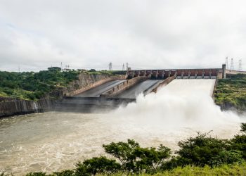 Depois de mais de um ano, Itaipu reabre vertedouro