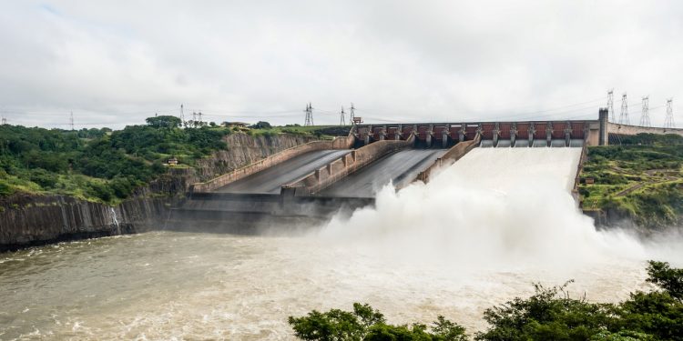Depois de mais de um ano, Itaipu reabre vertedouro