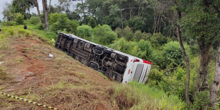 Ônibus que vinha para Foz tomba na BR 277, em Fernandes Pinheiro, e 7 pessoas morreram