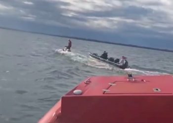 Bombeiros resgatam pescadores à deriva no Lago de Itaipu