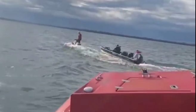 Bombeiros resgatam pescadores à deriva no Lago de Itaipu
