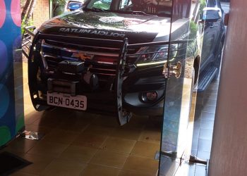 Preso furta viatura, de dentro do batalhão da PM,  e quase invade emissora de TV em Foz