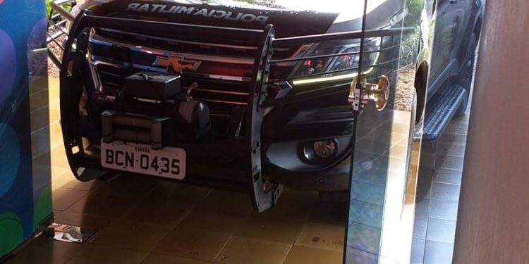 Preso furta viatura, de dentro do batalhão da PM, e quase invade emissora de TV em Foz