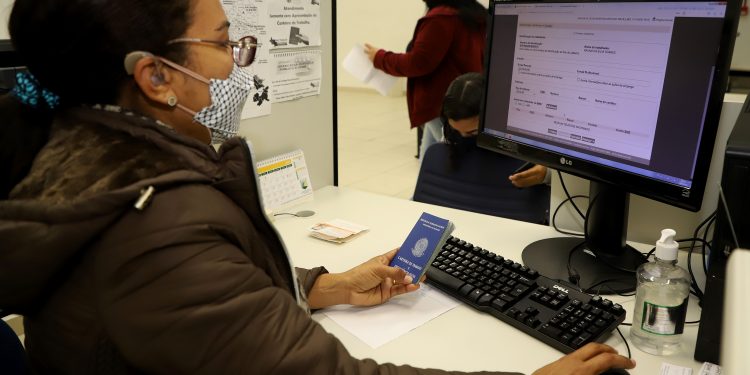 Ano novo com carteira assinada: Paraná tem 6,5 mil vagas abertas nas Agências do Trabalhador