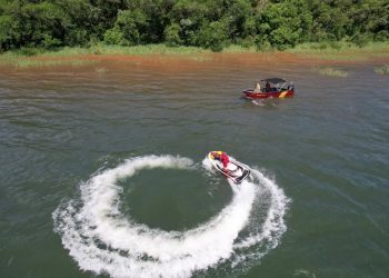 Bombeiros resgatam corpos de vítimas de afogamento no Lago de Itaipu