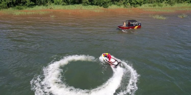 Bombeiros resgatam corpos de vítimas de afogamento no Lago de Itaipu