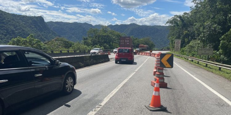 A restrição ao tráfego de caminhões na BR-277 nos finais de semana seguirá durante fevereiro
