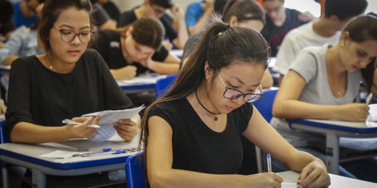 Universidades estaduais do Paraná ofertam 7.299 vagas para cursos de graduação