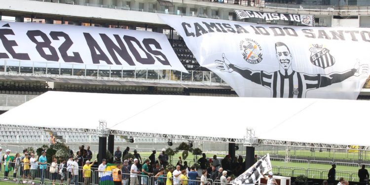 Após fim do velório, corpo de Pelé sai em cortejo por ruas de Santos