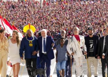 Lula toma posse diante de centenas de milhares, recebe a faixa de representantes do povo e defende a democracia.