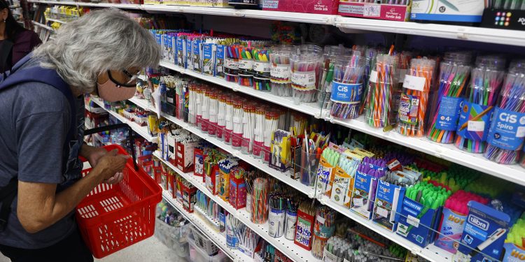 Procon Paraná alerta: pressa na compra dos materiais escolares pode pesar no bolso dos pais