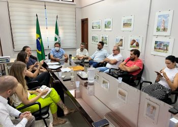 Educadores da rede municipal de Foz aprovam indicativo de greve por falta de reajuste salarial