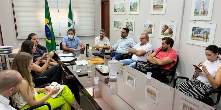 Educadores da rede municipal de Foz aprovam indicativo de greve por falta de reajuste salarial
