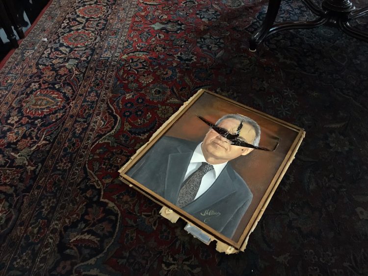Indignação define o sentimento do autor de quadros danificados na galeria do Senado