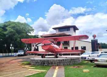 Réplica do primeiro avião que pousou em Foz do Iguaçu ficará exposto no Gresfi