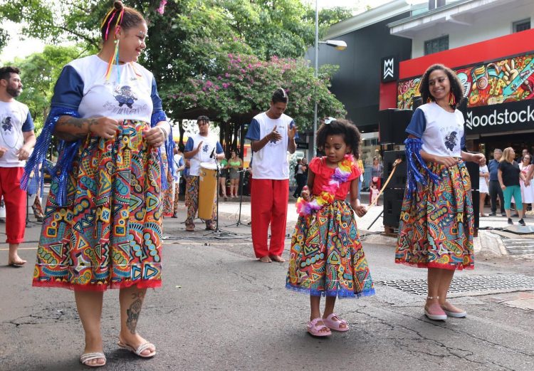 Blocos do Coletivo Popular levaram cultura para a Avenida Brasil