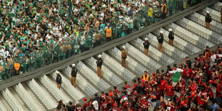 Projeto prevê multa para quem participa de brigas em estádios de futebol no Paraná