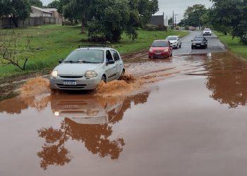 Chuva provoca alagamento na Avenida Mario Filho em Foz