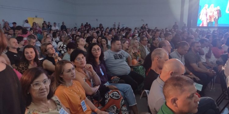 Governador Ratinho Jr. anuncia investimentos para a educação durante encontro em Foz