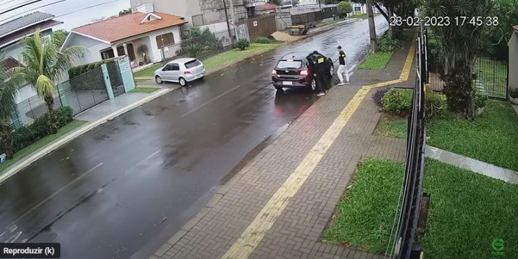 Assaltantes se passam por policiais federais para render família