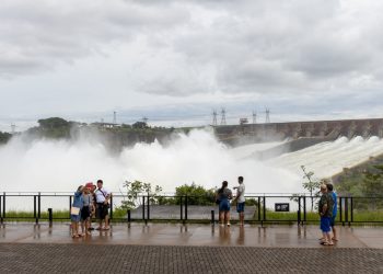 Pelo segundo domingo consecutivo, usina de Itaipu abre duas calhas do vertedouro