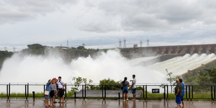 Pelo segundo domingo consecutivo, usina de Itaipu abre duas calhas do vertedouro