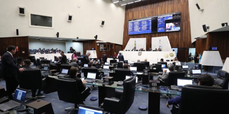 Deputados querem proibir que agências de modelo tenham acesso a escolas do Paraná