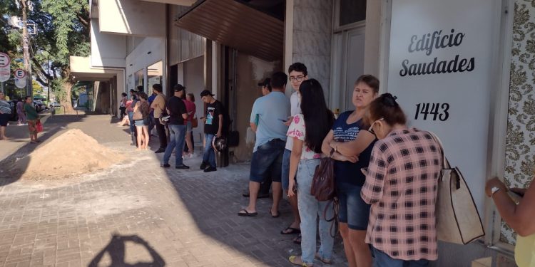 Renovação do cadastro de estudantes faz aumentar o movimento na Central de Bilhetagem em Foz