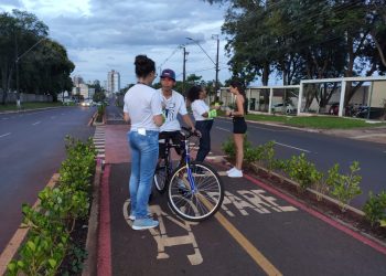Escola de Trânsito do Foztrans orienta ciclistas e pedestres na Av. General Meira