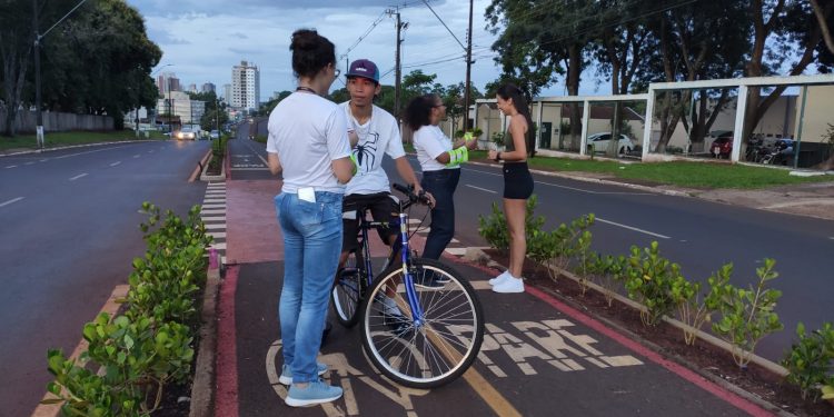 Escola de Trânsito do Foztrans orienta ciclistas e pedestres na Av. General Meira