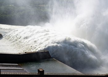 Vertimento de Itaipu chega a 7 vezes a vazão média das Cataratas do Iguaçu