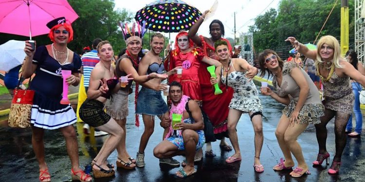 Bloco “Meninas Veneno” abre o carnaval de rua de Foz neste sábado